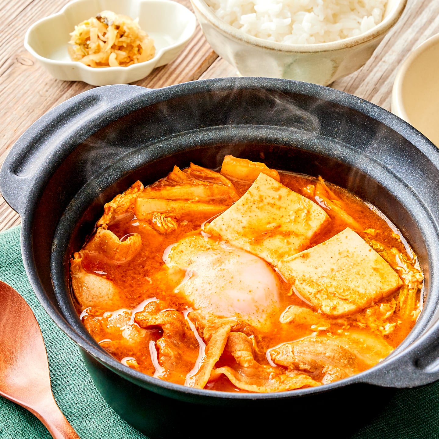 味噌のコクと海鮮の旨みがチゲの辛さと相性抜群！ 