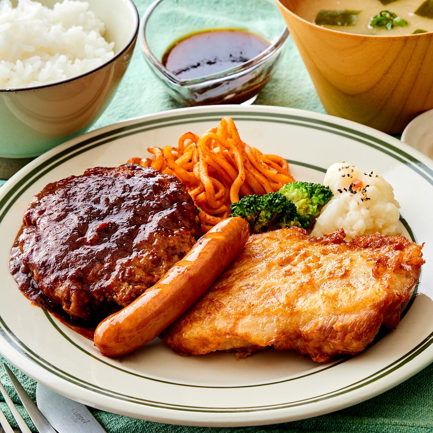 いろいろ楽しめるボリューム満点な定食！ 「贅沢ミックスグリル定食