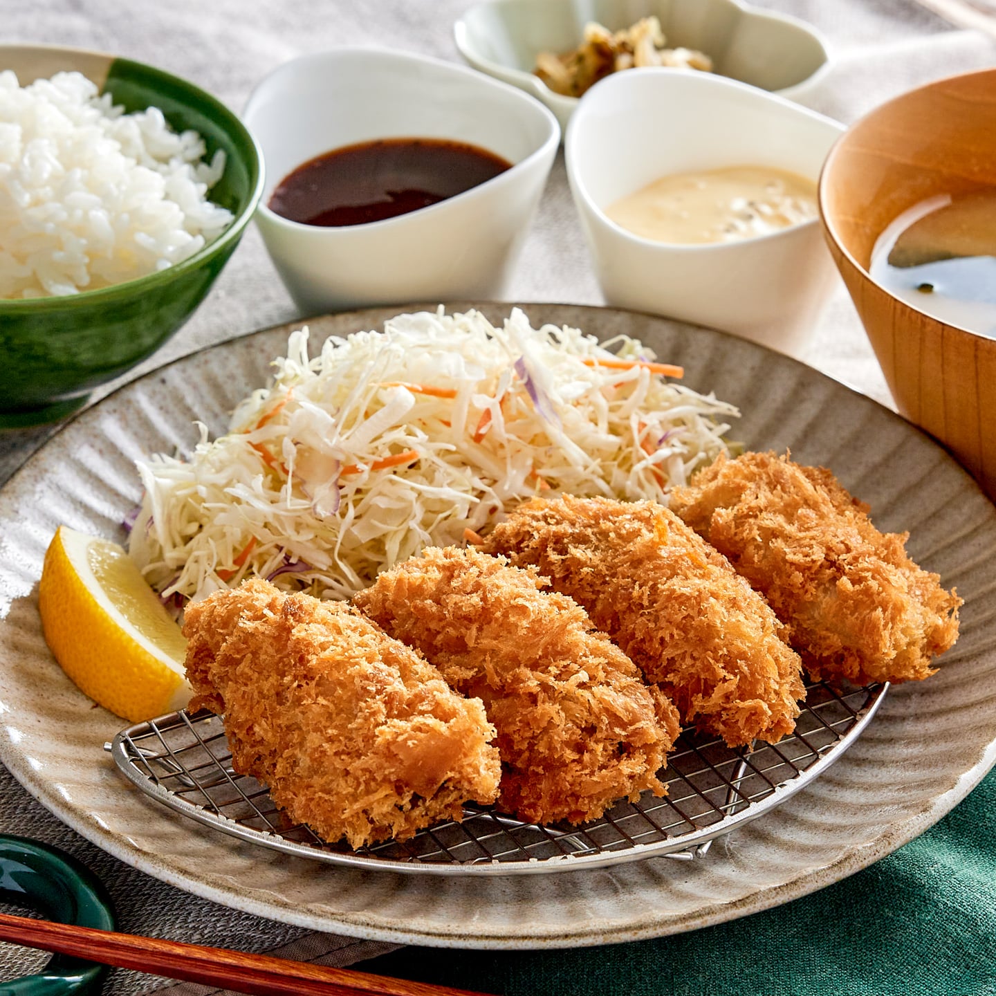 ジューシーで濃厚な味わいの牡蠣をさっくり揚げた「かきフライ定食」10