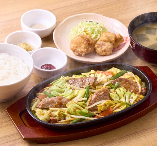～ガツンとニンニク～たっぷり野菜の豚ハラミ炒めとから揚げの定食