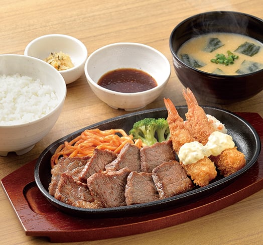 ブラックアンガスビーフのカットステーキとエビフライの定食【和風ソース】