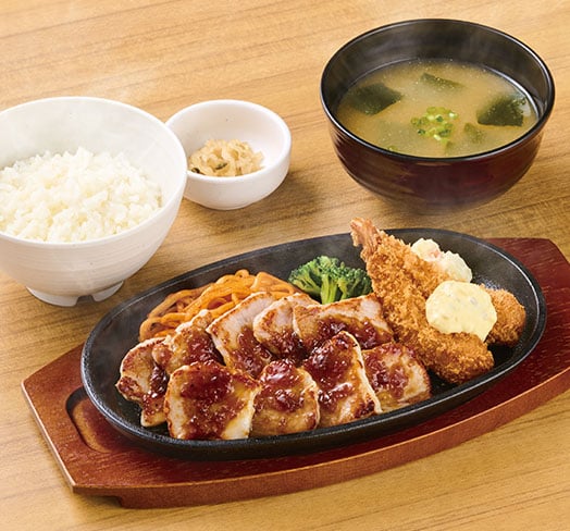 国産ポークカットステーキとエビフライの定食（和風ソース）
