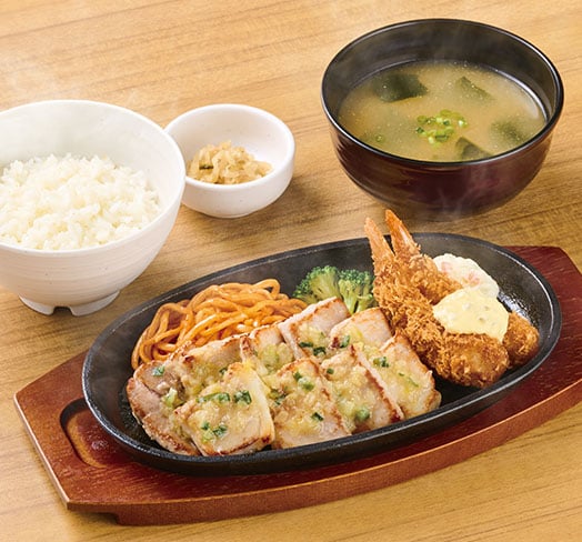 国産ポークカットステーキとエビフライの定食（ねぎ塩だれ）